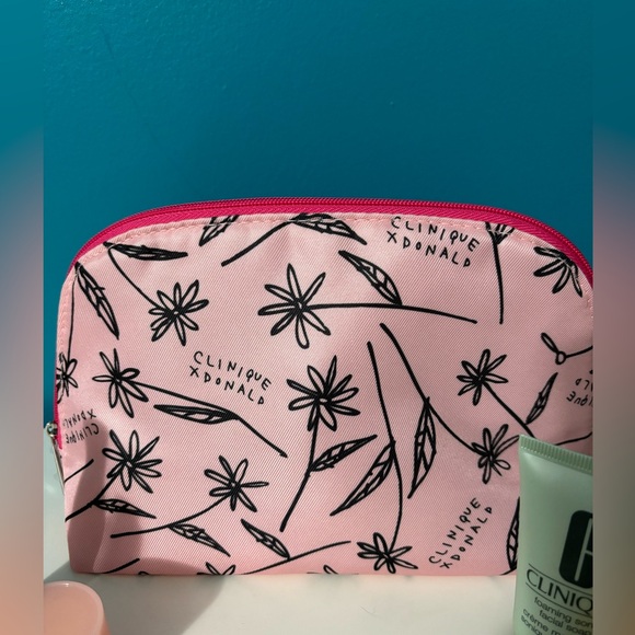 Clinique skincare and makeup bundle - Picture 5 of 5